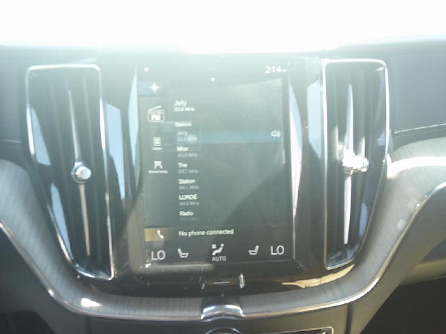 2018 WHITE /Brown Volvo XC60 T6 Inscription AWD (LYVA22RL0JB) with an 2.0L L4 DOHC 16V engine, 6A transmission, located at 4000 Bee Ridge Road, Sarasota, FL, 34233, (941) 926-0300, 27.298664, -82.489151 - Photo#23