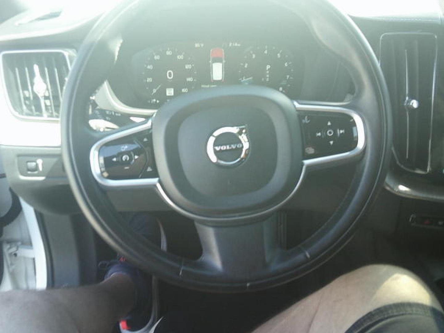 2018 WHITE /Brown Volvo XC60 T6 Inscription AWD (LYVA22RL0JB) with an 2.0L L4 DOHC 16V engine, 6A transmission, located at 4000 Bee Ridge Road, Sarasota, FL, 34233, (941) 926-0300, 27.298664, -82.489151 - Photo#27