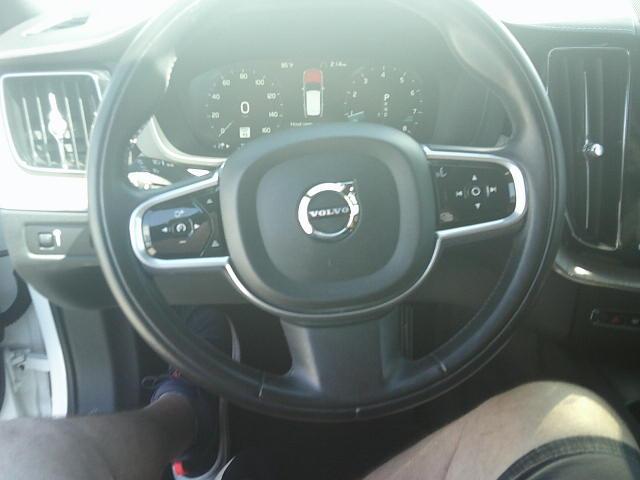 2018 WHITE /Brown Volvo XC60 T6 Inscription AWD (LYVA22RL0JB) with an 2.0L L4 DOHC 16V engine, 6A transmission, located at 4000 Bee Ridge Road, Sarasota, FL, 34233, (941) 926-0300, 27.298664, -82.489151 - Photo#27