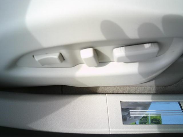 2011 Gold /Beige Cadillac SRX Luxury Collection (3GYFNAEYXBS) with an 3.0L V6 DOHC 24V engine, 6-Speed Automatic transmission, located at 4000 Bee Ridge Road, Sarasota, FL, 34233, (941) 926-0300, 27.298664, -82.489151 - Photo#16