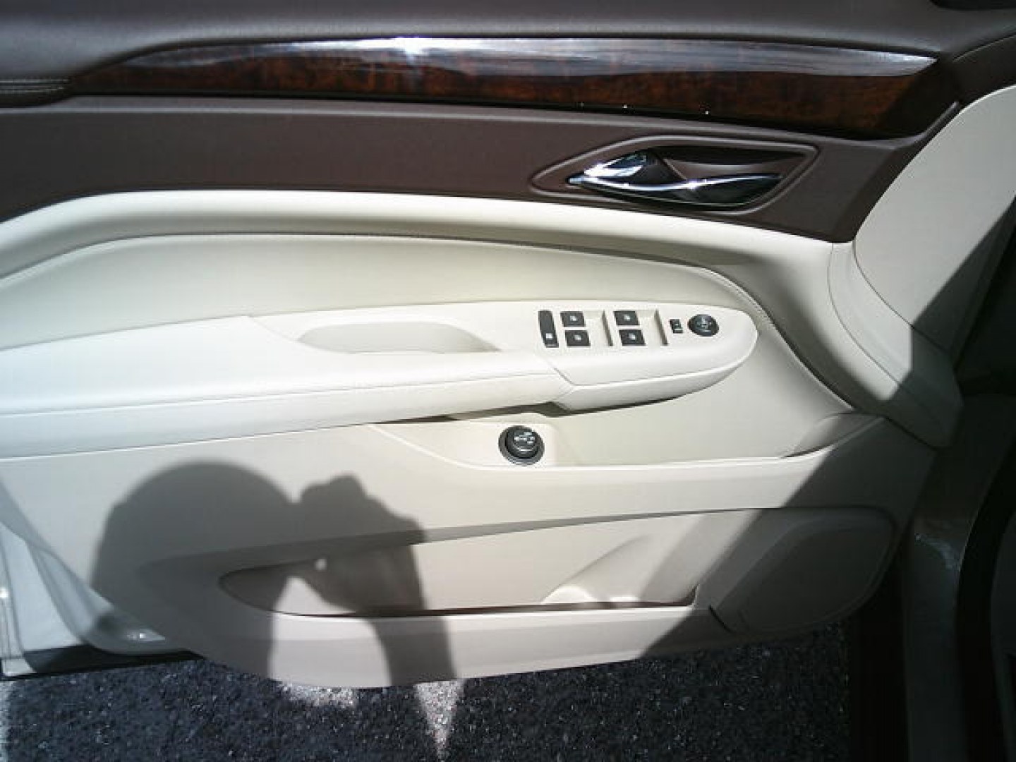 2011 Gold /Beige Cadillac SRX Luxury Collection (3GYFNAEYXBS) with an 3.0L V6 DOHC 24V engine, 6-Speed Automatic transmission, located at 4000 Bee Ridge Road, Sarasota, FL, 34233, (941) 926-0300, 27.298664, -82.489151- Photo#18
