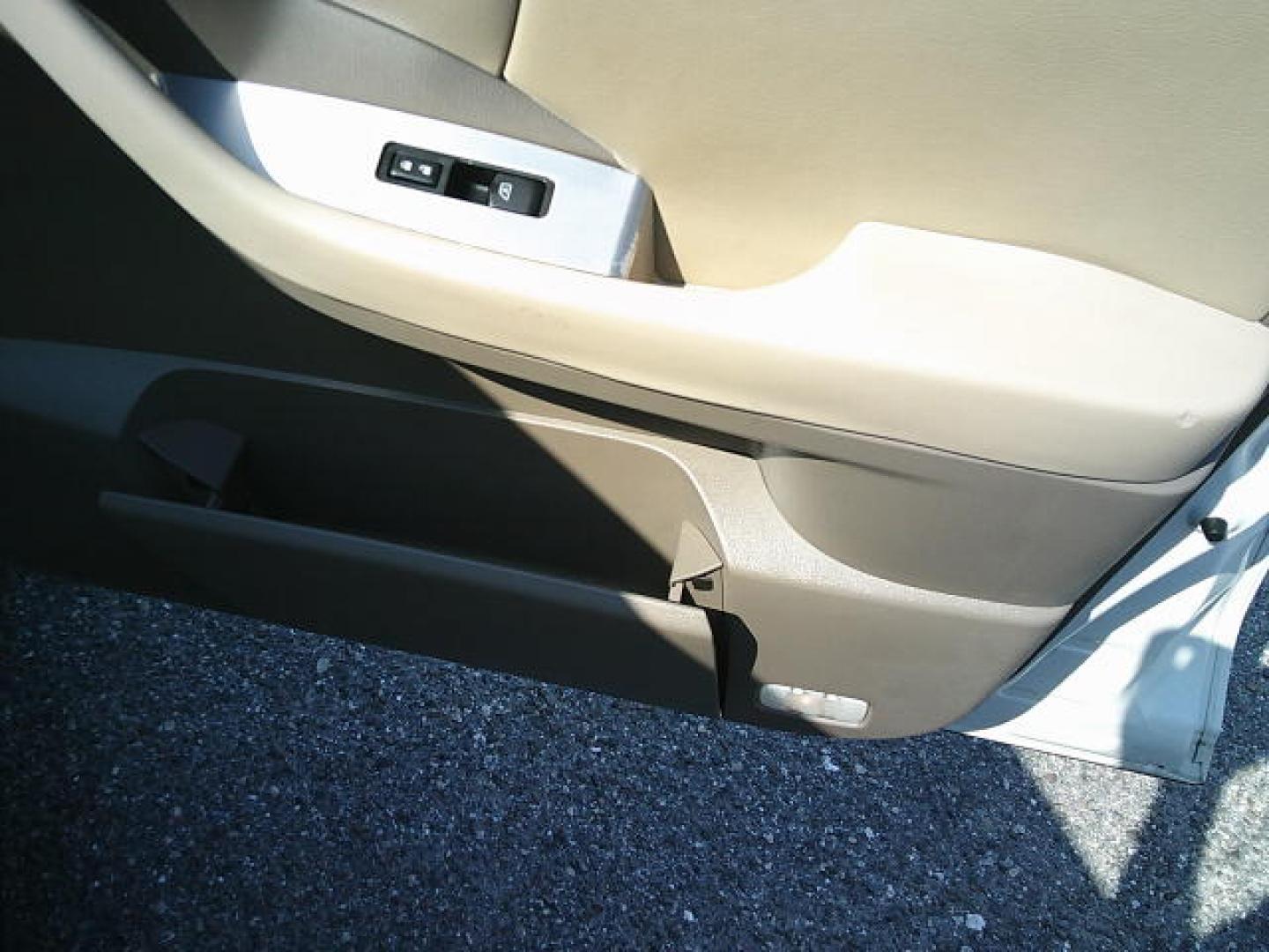 2007 WHITE /Beige Nissan Murano S 2WD (JN8AZ08T87W) with an 3.5L V6 DOHC 24V engine, Automatic CVT Overdrive transmission, located at 4000 Bee Ridge Road, Sarasota, FL, 34233, (941) 926-0300, 27.298664, -82.489151- Photo#12