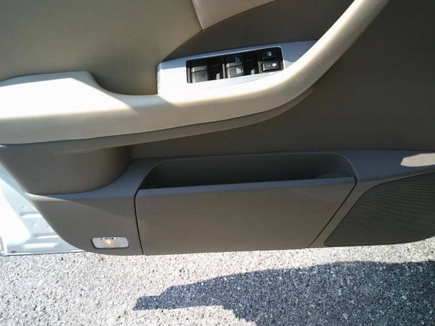 2007 WHITE /Beige Nissan Murano S 2WD (JN8AZ08T87W) with an 3.5L V6 DOHC 24V engine, Automatic CVT Overdrive transmission, located at 4000 Bee Ridge Road, Sarasota, FL, 34233, (941) 926-0300, 27.298664, -82.489151- Photo#15