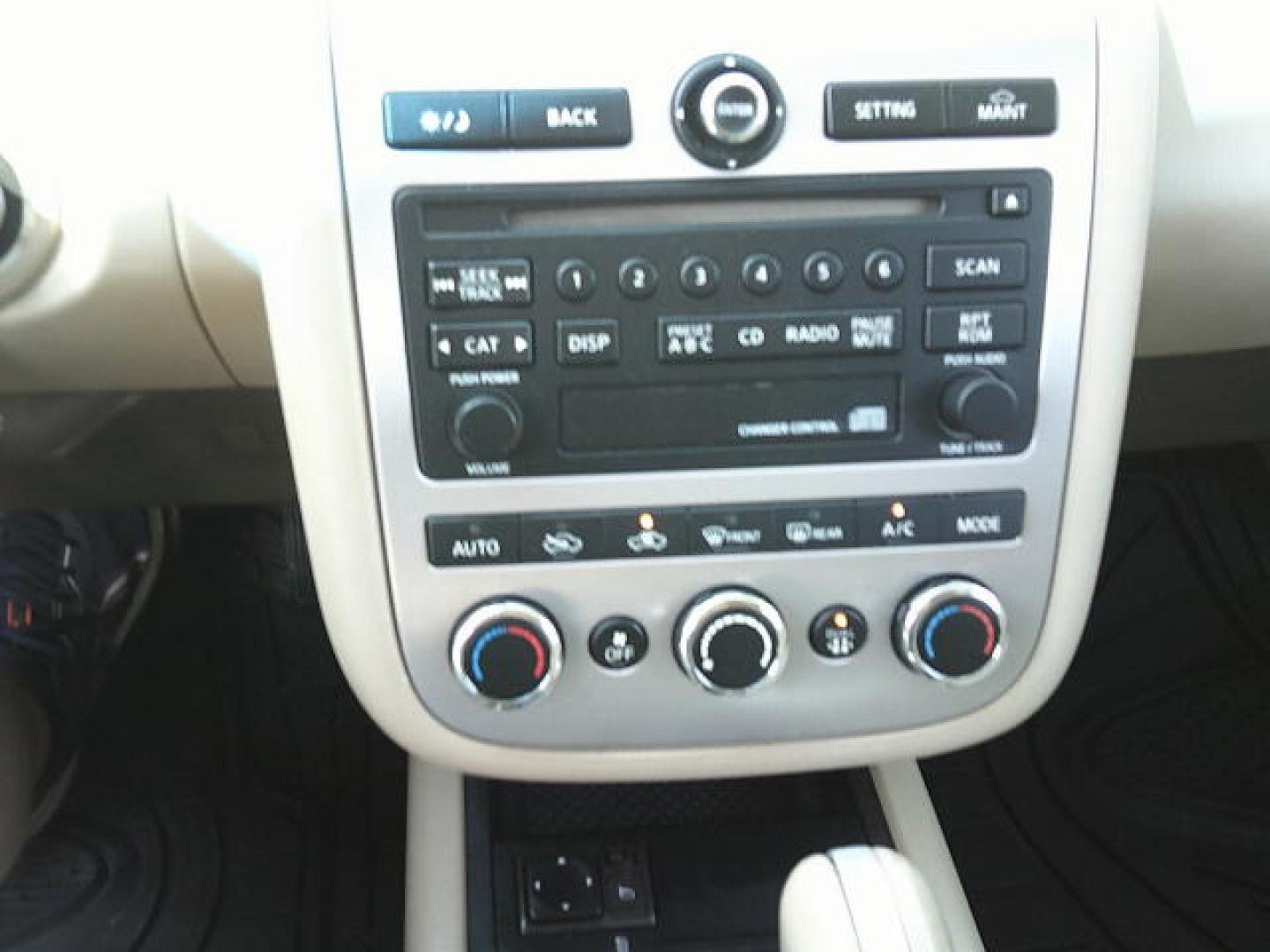 2007 WHITE /Beige Nissan Murano S 2WD (JN8AZ08T87W) with an 3.5L V6 DOHC 24V engine, Automatic CVT Overdrive transmission, located at 4000 Bee Ridge Road, Sarasota, FL, 34233, (941) 926-0300, 27.298664, -82.489151- Photo#18