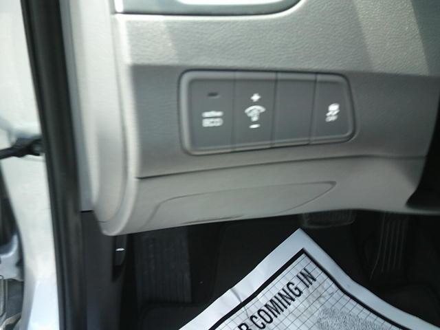 2012 Silver /Gray Hyundai Elantra Limited (5NPDH4AE1CH) with an 1.8L L4 DOHC 16V engine, 6-Speed Automatic transmission, located at 4000 Bee Ridge Road, Sarasota, FL, 34233, (941) 926-0300, 27.298664, -82.489151 - Photo#18