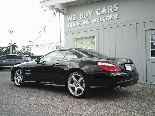 2015 Black /Black Mercedes-Benz SL-Class SL400 (WDDJK6FA0FF) with an 3.0L V6 DOHC 24V engine, 7-Speed Automatic transmission, located at 4000 Bee Ridge Road, Sarasota, FL, 34233, (941) 926-0300, 27.298664, -82.489151 - Photo#7