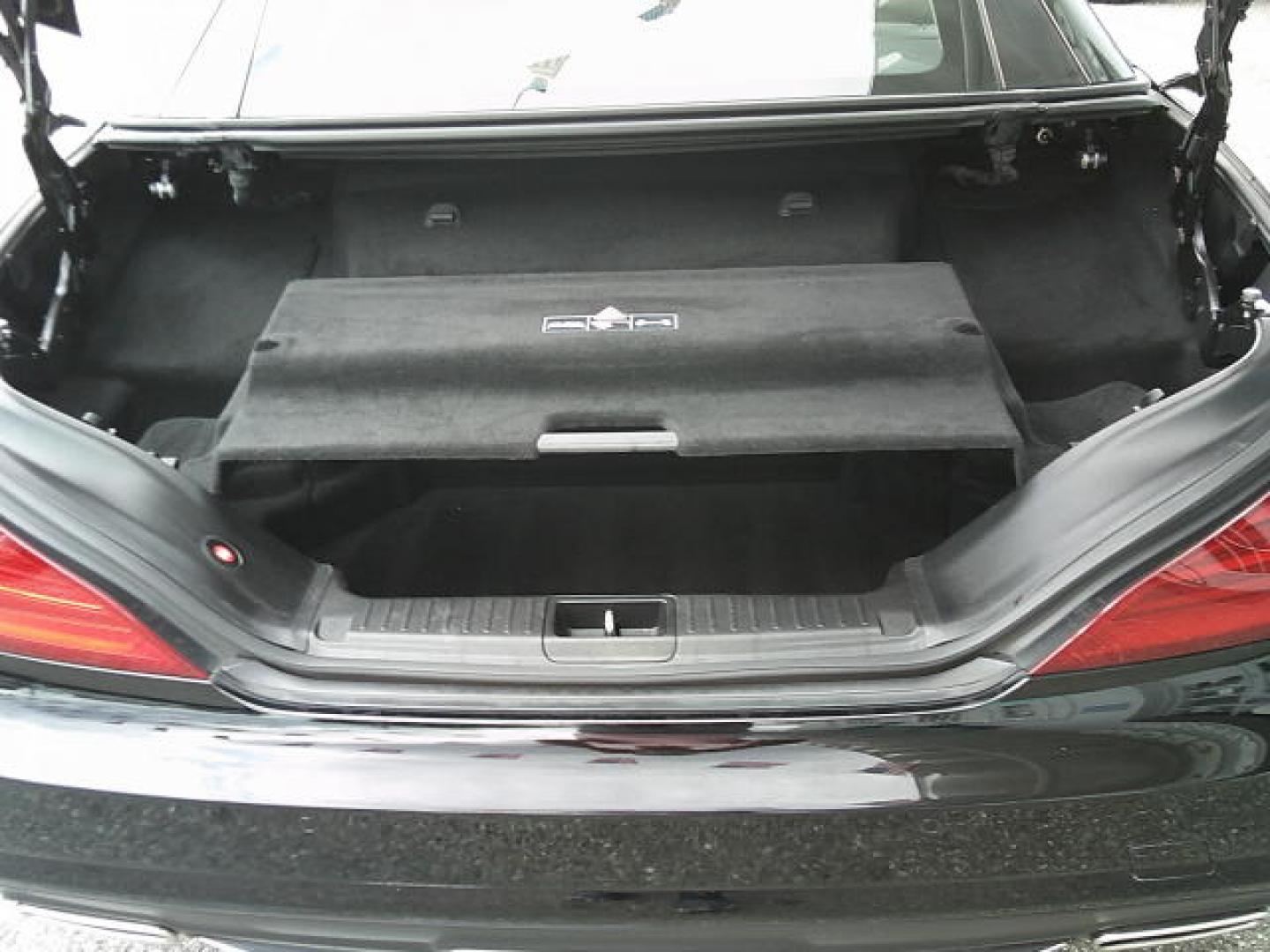 2015 Black /Black Mercedes-Benz SL-Class SL400 (WDDJK6FA0FF) with an 3.0L V6 DOHC 24V engine, 7-Speed Automatic transmission, located at 4000 Bee Ridge Road, Sarasota, FL, 34233, (941) 926-0300, 27.298664, -82.489151 - Photo#18