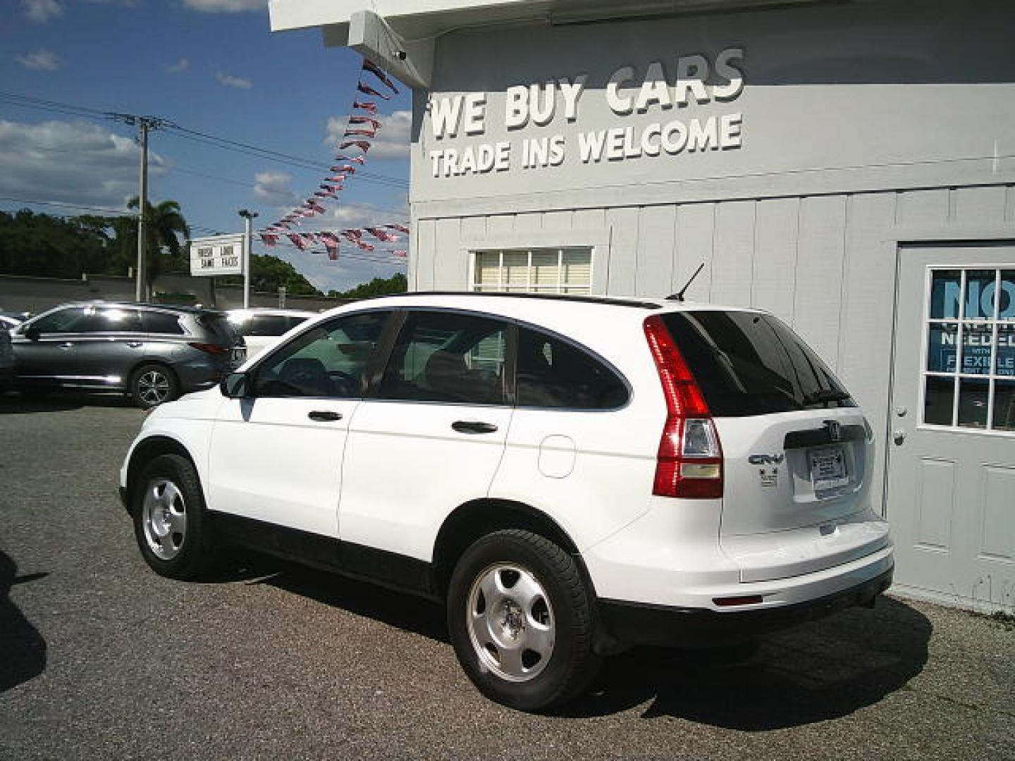 2011 WHITE /Black Honda CR-V LX 2WD 5-Speed AT (3CZRE3H37BG) with an 2.4L L4 DOHC 16V engine, 5-Speed Automatic transmission, located at 4000 Bee Ridge Road, Sarasota, FL, 34233, (941) 926-0300, 27.298664, -82.489151- Photo#4