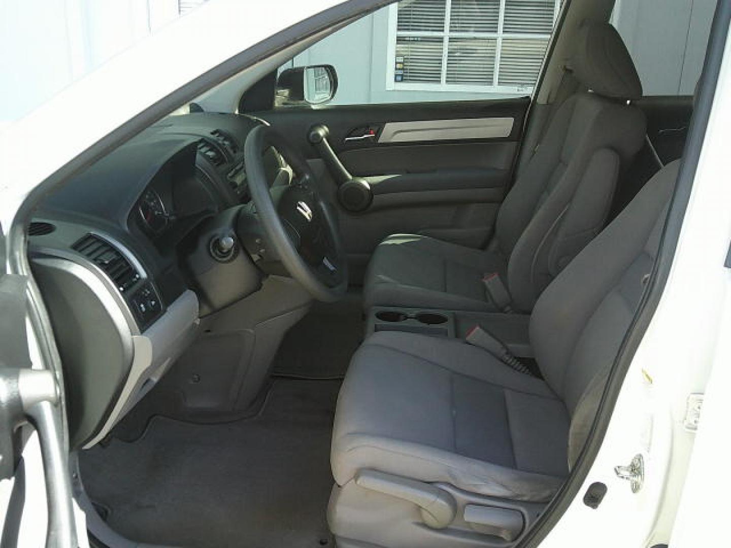 2011 WHITE /Black Honda CR-V LX 2WD 5-Speed AT (3CZRE3H37BG) with an 2.4L L4 DOHC 16V engine, 5-Speed Automatic transmission, located at 4000 Bee Ridge Road, Sarasota, FL, 34233, (941) 926-0300, 27.298664, -82.489151- Photo#8