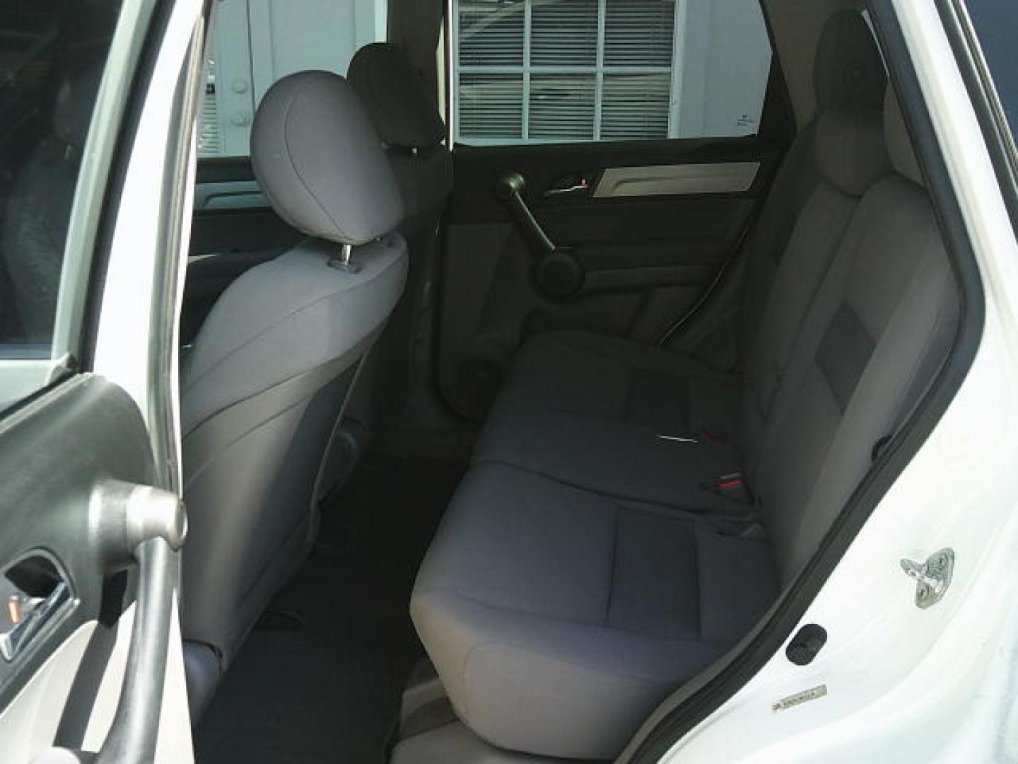 2011 WHITE /Black Honda CR-V LX 2WD 5-Speed AT (3CZRE3H37BG) with an 2.4L L4 DOHC 16V engine, 5-Speed Automatic transmission, located at 4000 Bee Ridge Road, Sarasota, FL, 34233, (941) 926-0300, 27.298664, -82.489151- Photo#9
