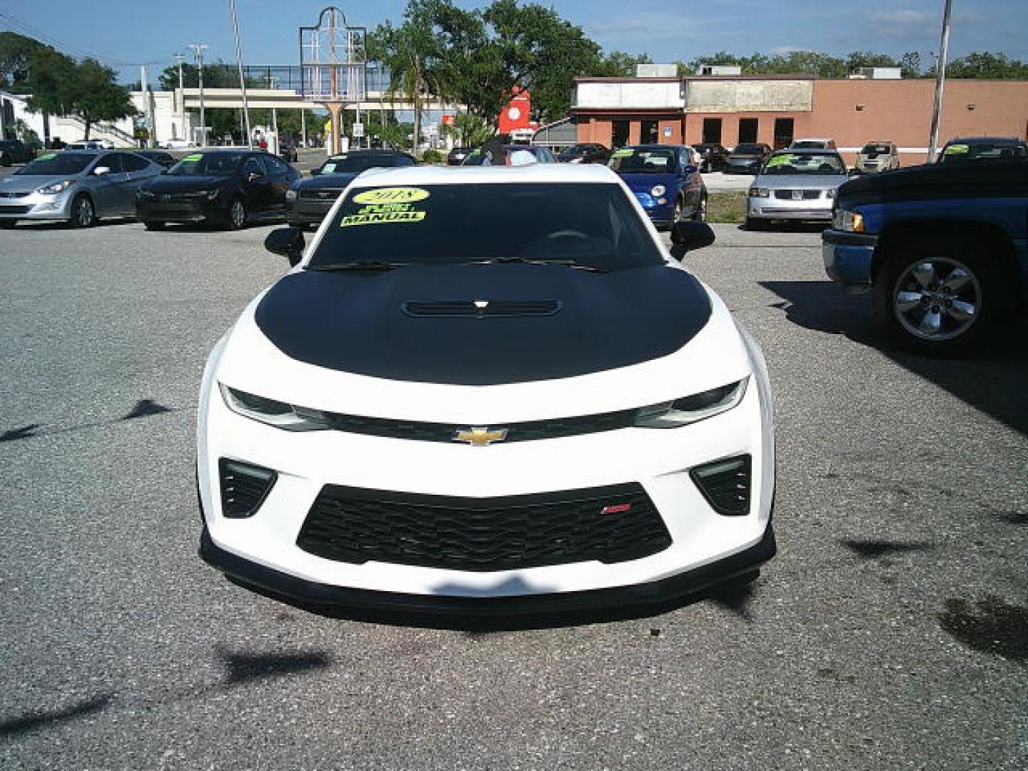 2018 WHITE /Black Chevrolet Camaro 2SS Coupe (1G1FG1R72J0) with an 6.2L V8 OHV 16V engine, 6M transmission, located at 4000 Bee Ridge Road, Sarasota, FL, 34233, (941) 926-0300, 27.298664, -82.489151 - HIGHLY OPTIONED! 1/880 2SS COUPES WITH THE HIGHLY SOUGHT AFTER 1LE TRACK PACKAGE NPP DUAL-MODE EXHAUST FACTORY 4-PISTON BREMBO BRAKES FACTORY RECARO SUEDE SEATS FACTORY SUEDE STEERING WHEEL W/ FLAT BOTTOM FACTORY SUEDE GEAR SELECTOR - Photo#1