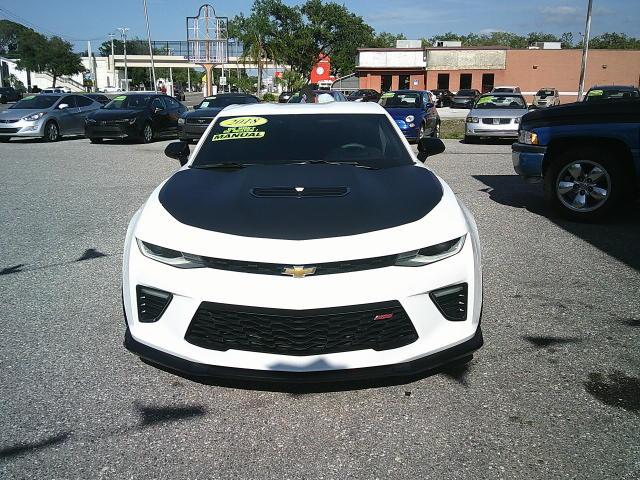 2018 WHITE /Black Chevrolet Camaro 2SS Coupe (1G1FG1R72J0) with an 6.2L V8 OHV 16V engine, 6M transmission, located at 4000 Bee Ridge Road, Sarasota, FL, 34233, (941) 926-0300, 27.298664, -82.489151 - HIGHLY OPTIONED! 1/880 2SS COUPES WITH THE HIGHLY SOUGHT AFTER 1LE TRACK PACKAGE NPP DUAL-MODE EXHAUST FACTORY 4-PISTON BREMBO BRAKES FACTORY RECARO SUEDE SEATS FACTORY SUEDE STEERING WHEEL W/ FLAT BOTTOM FACTORY SUEDE GEAR SELECTOR - Photo#1