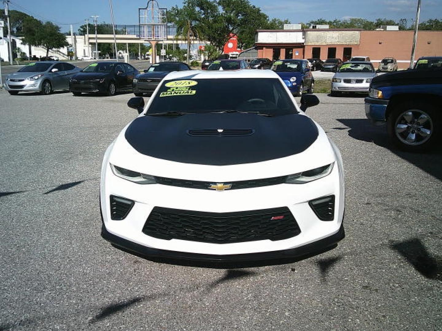 2018 WHITE /Black Chevrolet Camaro 2SS Coupe (1G1FG1R72J0) with an 6.2L V8 OHV 16V engine, 6M transmission, located at 4000 Bee Ridge Road, Sarasota, FL, 34233, (941) 926-0300, 27.298664, -82.489151 - HIGHLY OPTIONED! 1/880 2SS COUPES WITH THE HIGHLY SOUGHT AFTER 1LE TRACK PACKAGE NPP DUAL-MODE EXHAUST FACTORY 4-PISTON BREMBO BRAKES FACTORY RECARO SUEDE SEATS FACTORY SUEDE STEERING WHEEL W/ FLAT BOTTOM FACTORY SUEDE GEAR SELECTOR - Photo#2