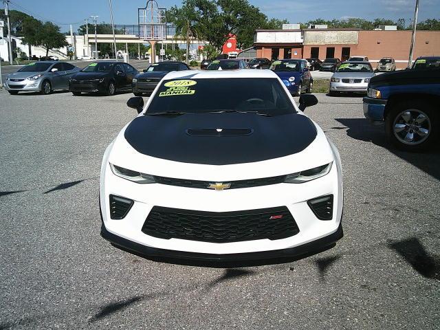 2018 WHITE /Black Chevrolet Camaro 2SS Coupe (1G1FG1R72J0) with an 6.2L V8 OHV 16V engine, 6M transmission, located at 4000 Bee Ridge Road, Sarasota, FL, 34233, (941) 926-0300, 27.298664, -82.489151 - HIGHLY OPTIONED! 1/880 2SS COUPES WITH THE HIGHLY SOUGHT AFTER 1LE TRACK PACKAGE NPP DUAL-MODE EXHAUST FACTORY 4-PISTON BREMBO BRAKES FACTORY RECARO SUEDE SEATS FACTORY SUEDE STEERING WHEEL W/ FLAT BOTTOM FACTORY SUEDE GEAR SELECTOR - Photo#2