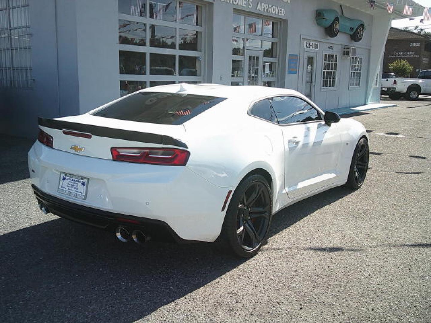 2018 WHITE /Black Chevrolet Camaro 2SS Coupe (1G1FG1R72J0) with an 6.2L V8 OHV 16V engine, 6M transmission, located at 4000 Bee Ridge Road, Sarasota, FL, 34233, (941) 926-0300, 27.298664, -82.489151 - HIGHLY OPTIONED! 1/880 2SS COUPES WITH THE HIGHLY SOUGHT AFTER 1LE TRACK PACKAGE NPP DUAL-MODE EXHAUST FACTORY 4-PISTON BREMBO BRAKES FACTORY RECARO SUEDE SEATS FACTORY SUEDE STEERING WHEEL W/ FLAT BOTTOM FACTORY SUEDE GEAR SELECTOR - Photo#4