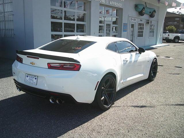 2018 WHITE /Black Chevrolet Camaro 2SS Coupe (1G1FG1R72J0) with an 6.2L V8 OHV 16V engine, 6M transmission, located at 4000 Bee Ridge Road, Sarasota, FL, 34233, (941) 926-0300, 27.298664, -82.489151 - HIGHLY OPTIONED! 1/880 2SS COUPES WITH THE HIGHLY SOUGHT AFTER 1LE TRACK PACKAGE NPP DUAL-MODE EXHAUST FACTORY 4-PISTON BREMBO BRAKES FACTORY RECARO SUEDE SEATS FACTORY SUEDE STEERING WHEEL W/ FLAT BOTTOM FACTORY SUEDE GEAR SELECTOR - Photo#4