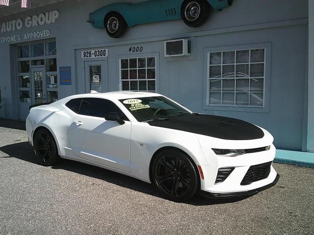2018 WHITE /Black Chevrolet Camaro 2SS Coupe (1G1FG1R72J0) with an 6.2L V8 OHV 16V engine, 6M transmission, located at 4000 Bee Ridge Road, Sarasota, FL, 34233, (941) 926-0300, 27.298664, -82.489151 - HIGHLY OPTIONED! 1/880 2SS COUPES WITH THE HIGHLY SOUGHT AFTER 1LE TRACK PACKAGE NPP DUAL-MODE EXHAUST FACTORY 4-PISTON BREMBO BRAKES FACTORY RECARO SUEDE SEATS FACTORY SUEDE STEERING WHEEL W/ FLAT BOTTOM FACTORY SUEDE GEAR SELECTOR - Photo#5