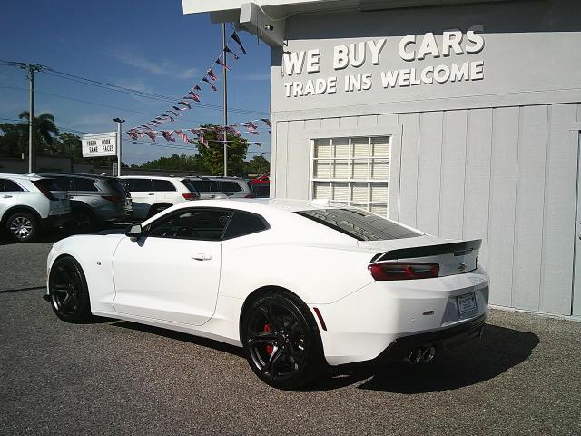2018 WHITE /Black Chevrolet Camaro 2SS Coupe (1G1FG1R72J0) with an 6.2L V8 OHV 16V engine, 6M transmission, located at 4000 Bee Ridge Road, Sarasota, FL, 34233, (941) 926-0300, 27.298664, -82.489151 - HIGHLY OPTIONED! 1/880 2SS COUPES WITH THE HIGHLY SOUGHT AFTER 1LE TRACK PACKAGE NPP DUAL-MODE EXHAUST FACTORY 4-PISTON BREMBO BRAKES FACTORY RECARO SUEDE SEATS FACTORY SUEDE STEERING WHEEL W/ FLAT BOTTOM FACTORY SUEDE GEAR SELECTOR - Photo#6