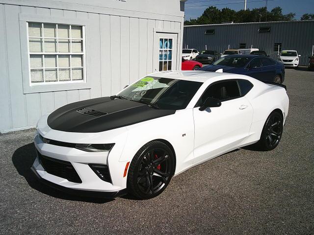 2018 WHITE /Black Chevrolet Camaro 2SS Coupe (1G1FG1R72J0) with an 6.2L V8 OHV 16V engine, 6M transmission, located at 4000 Bee Ridge Road, Sarasota, FL, 34233, (941) 926-0300, 27.298664, -82.489151 - HIGHLY OPTIONED! 1/880 2SS COUPES WITH THE HIGHLY SOUGHT AFTER 1LE TRACK PACKAGE NPP DUAL-MODE EXHAUST FACTORY 4-PISTON BREMBO BRAKES FACTORY RECARO SUEDE SEATS FACTORY SUEDE STEERING WHEEL W/ FLAT BOTTOM FACTORY SUEDE GEAR SELECTOR - Photo#7