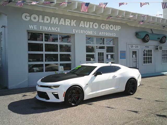 2018 WHITE /Black Chevrolet Camaro 2SS Coupe (1G1FG1R72J0) with an 6.2L V8 OHV 16V engine, 6M transmission, located at 4000 Bee Ridge Road, Sarasota, FL, 34233, (941) 926-0300, 27.298664, -82.489151 - HIGHLY OPTIONED! 1/880 2SS COUPES WITH THE HIGHLY SOUGHT AFTER 1LE TRACK PACKAGE NPP DUAL-MODE EXHAUST FACTORY 4-PISTON BREMBO BRAKES FACTORY RECARO SUEDE SEATS FACTORY SUEDE STEERING WHEEL W/ FLAT BOTTOM FACTORY SUEDE GEAR SELECTOR - Photo#0