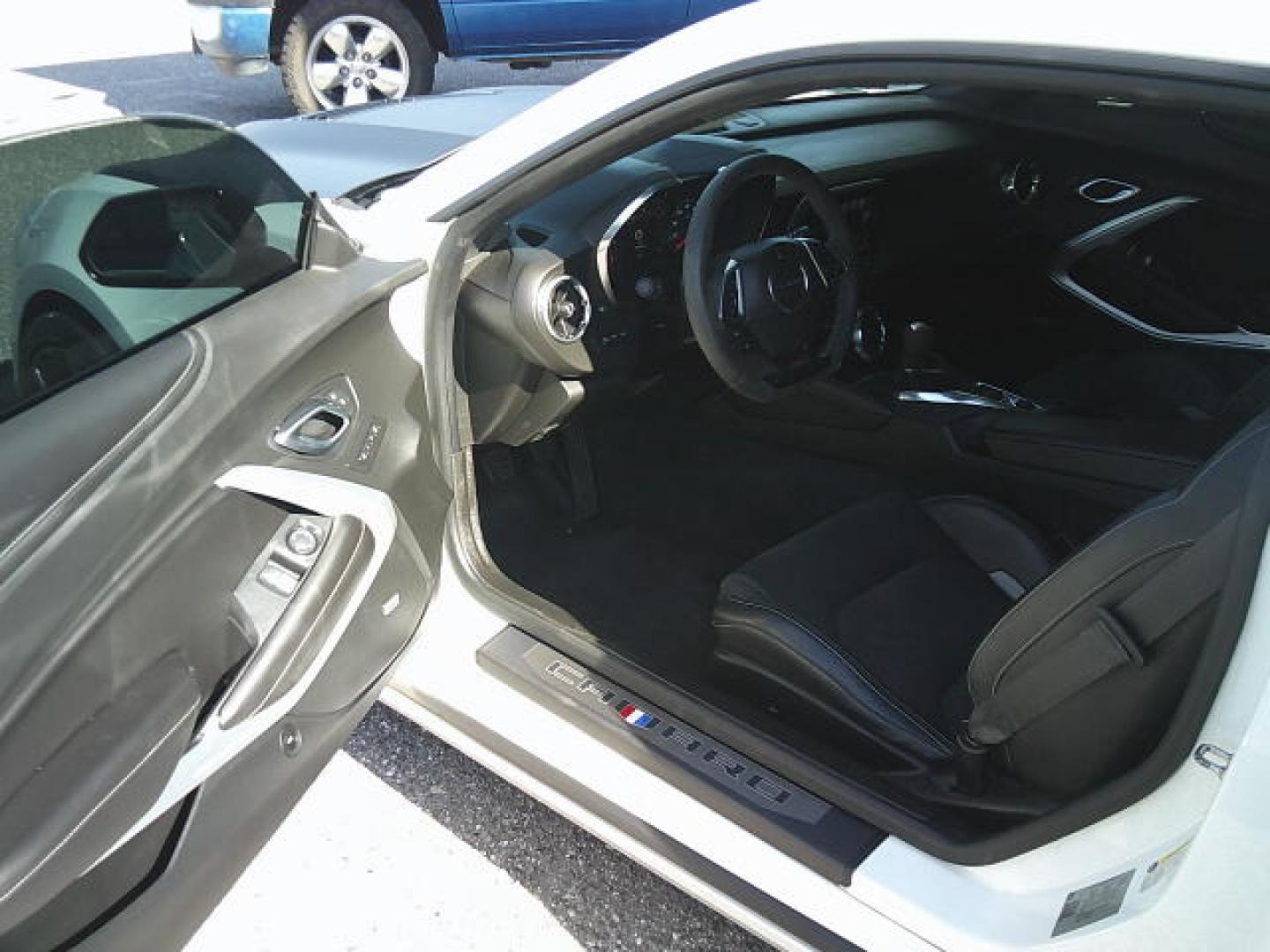 2018 WHITE /Black Chevrolet Camaro 2SS Coupe (1G1FG1R72J0) with an 6.2L V8 OHV 16V engine, 6M transmission, located at 4000 Bee Ridge Road, Sarasota, FL, 34233, (941) 926-0300, 27.298664, -82.489151 - HIGHLY OPTIONED! 1/880 2SS COUPES WITH THE HIGHLY SOUGHT AFTER 1LE TRACK PACKAGE NPP DUAL-MODE EXHAUST FACTORY 4-PISTON BREMBO BRAKES FACTORY RECARO SUEDE SEATS FACTORY SUEDE STEERING WHEEL W/ FLAT BOTTOM FACTORY SUEDE GEAR SELECTOR - Photo#9