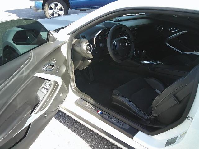 2018 WHITE /Black Chevrolet Camaro 2SS Coupe (1G1FG1R72J0) with an 6.2L V8 OHV 16V engine, 6M transmission, located at 4000 Bee Ridge Road, Sarasota, FL, 34233, (941) 926-0300, 27.298664, -82.489151 - HIGHLY OPTIONED! 1/880 2SS COUPES WITH THE HIGHLY SOUGHT AFTER 1LE TRACK PACKAGE NPP DUAL-MODE EXHAUST FACTORY 4-PISTON BREMBO BRAKES FACTORY RECARO SUEDE SEATS FACTORY SUEDE STEERING WHEEL W/ FLAT BOTTOM FACTORY SUEDE GEAR SELECTOR - Photo#9