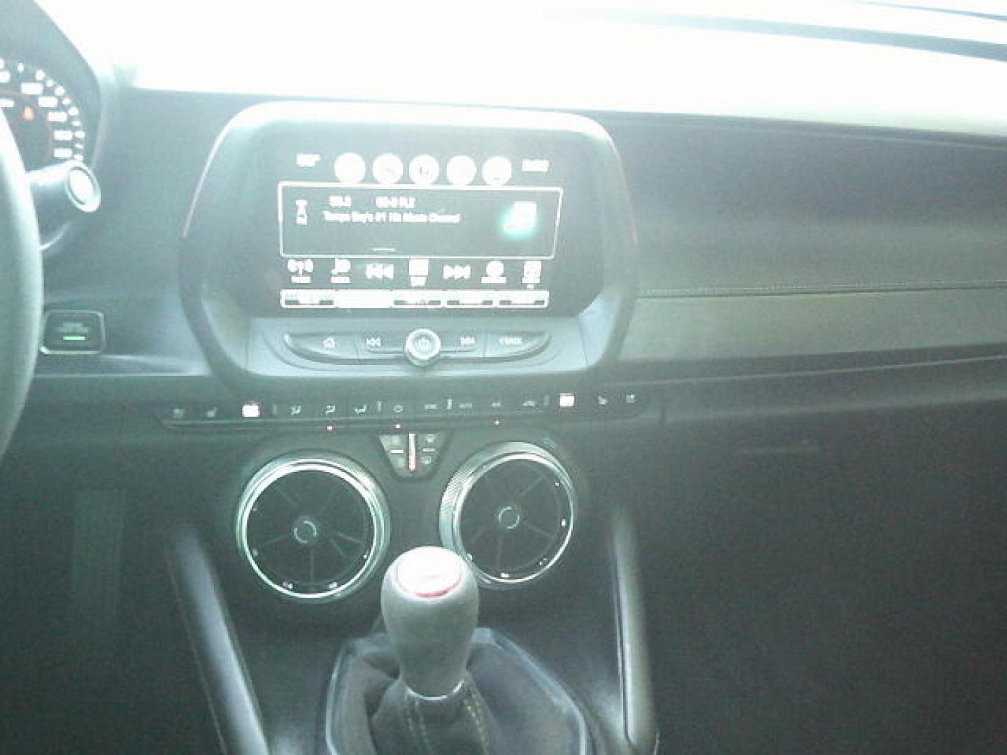 2018 WHITE /Black Chevrolet Camaro 2SS Coupe (1G1FG1R72J0) with an 6.2L V8 OHV 16V engine, 6M transmission, located at 4000 Bee Ridge Road, Sarasota, FL, 34233, (941) 926-0300, 27.298664, -82.489151 - HIGHLY OPTIONED! 1/880 2SS COUPES WITH THE HIGHLY SOUGHT AFTER 1LE TRACK PACKAGE NPP DUAL-MODE EXHAUST FACTORY 4-PISTON BREMBO BRAKES FACTORY RECARO SUEDE SEATS FACTORY SUEDE STEERING WHEEL W/ FLAT BOTTOM FACTORY SUEDE GEAR SELECTOR - Photo#13