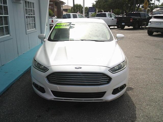 2014 WHITE /Black Ford Fusion SE (1FA6P0H77E5) with an 2.5L L4 DOHC 16V engine, Automatic transmission, located at 4000 Bee Ridge Road, Sarasota, FL, 34233, (941) 926-0300, 27.298664, -82.489151 - Photo#2