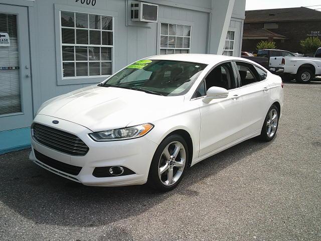 2014 WHITE /Black Ford Fusion SE (1FA6P0H77E5) with an 2.5L L4 DOHC 16V engine, Automatic transmission, located at 4000 Bee Ridge Road, Sarasota, FL, 34233, (941) 926-0300, 27.298664, -82.489151 - Photo#3