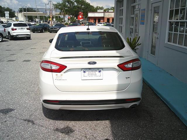 2014 WHITE /Black Ford Fusion SE (1FA6P0H77E5) with an 2.5L L4 DOHC 16V engine, Automatic transmission, located at 4000 Bee Ridge Road, Sarasota, FL, 34233, (941) 926-0300, 27.298664, -82.489151 - Photo#5