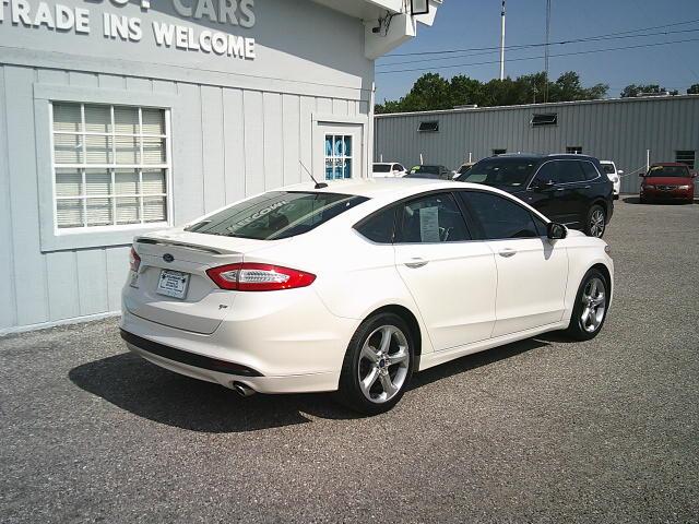 2014 WHITE /Black Ford Fusion SE (1FA6P0H77E5) with an 2.5L L4 DOHC 16V engine, Automatic transmission, located at 4000 Bee Ridge Road, Sarasota, FL, 34233, (941) 926-0300, 27.298664, -82.489151 - Photo#7