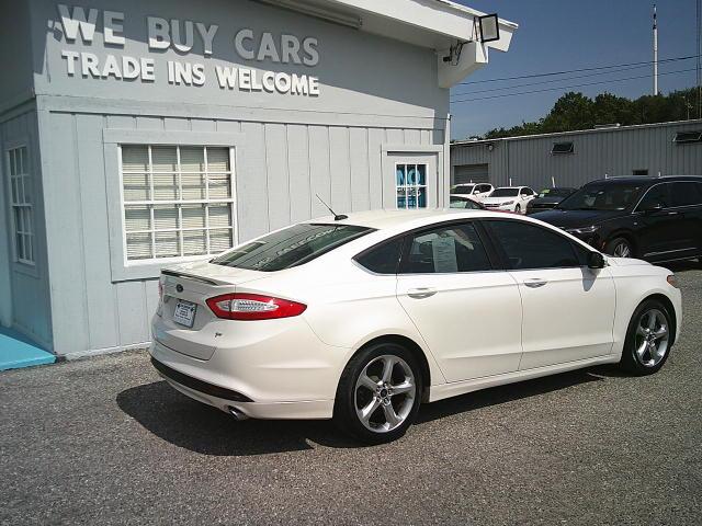 2014 WHITE /Black Ford Fusion SE (1FA6P0H77E5) with an 2.5L L4 DOHC 16V engine, Automatic transmission, located at 4000 Bee Ridge Road, Sarasota, FL, 34233, (941) 926-0300, 27.298664, -82.489151 - Photo#6