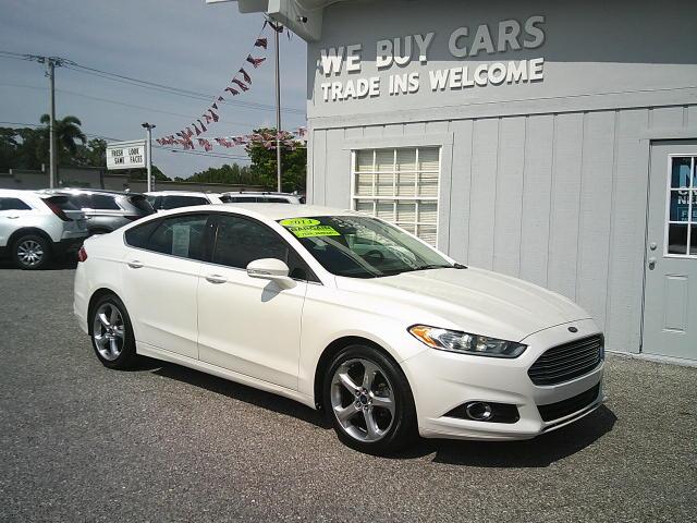 2014 WHITE /Black Ford Fusion SE (1FA6P0H77E5) with an 2.5L L4 DOHC 16V engine, Automatic transmission, located at 4000 Bee Ridge Road, Sarasota, FL, 34233, (941) 926-0300, 27.298664, -82.489151 - Photo#1