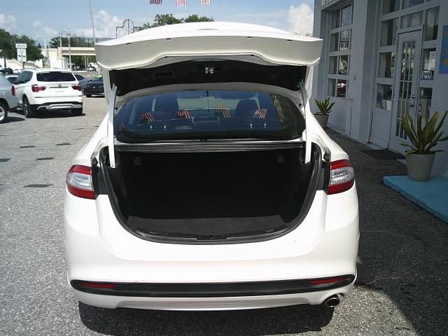 2014 WHITE /Black Ford Fusion SE (1FA6P0H77E5) with an 2.5L L4 DOHC 16V engine, Automatic transmission, located at 4000 Bee Ridge Road, Sarasota, FL, 34233, (941) 926-0300, 27.298664, -82.489151 - Photo#12