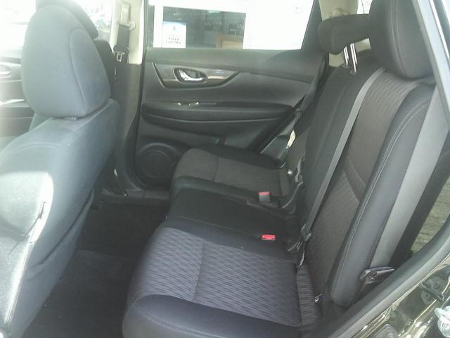 2018 Green /Black Nissan Rogue SV AWD (5N1AT2MV3JC) with an 2.5L L4 DOHC 16V engine, CVT transmission, located at 4000 Bee Ridge Road, Sarasota, FL, 34233, (941) 926-0300, 27.298664, -82.489151 - Photo#7