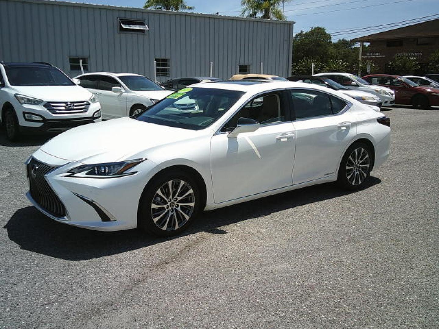 2021 WHITE /Beige Lexus ES 300h Base (58ADA1C19MU) with an 2.5L L4 DOHC 16V HYBRID engine, CVT transmission, located at 4000 Bee Ridge Road, Sarasota, FL, 34233, (941) 926-0300, 27.298664, -82.489151- Photo#0