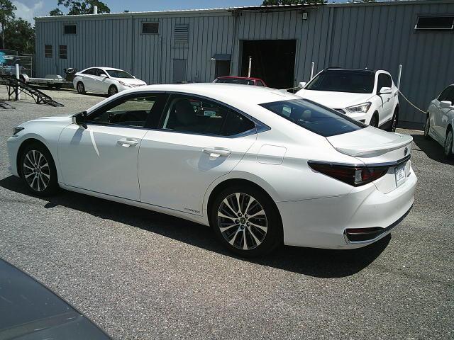 2021 WHITE /Beige Lexus ES 300h Base (58ADA1C19MU) with an 2.5L L4 DOHC 16V HYBRID engine, CVT transmission, located at 4000 Bee Ridge Road, Sarasota, FL, 34233, (941) 926-0300, 27.298664, -82.489151 - Photo#3