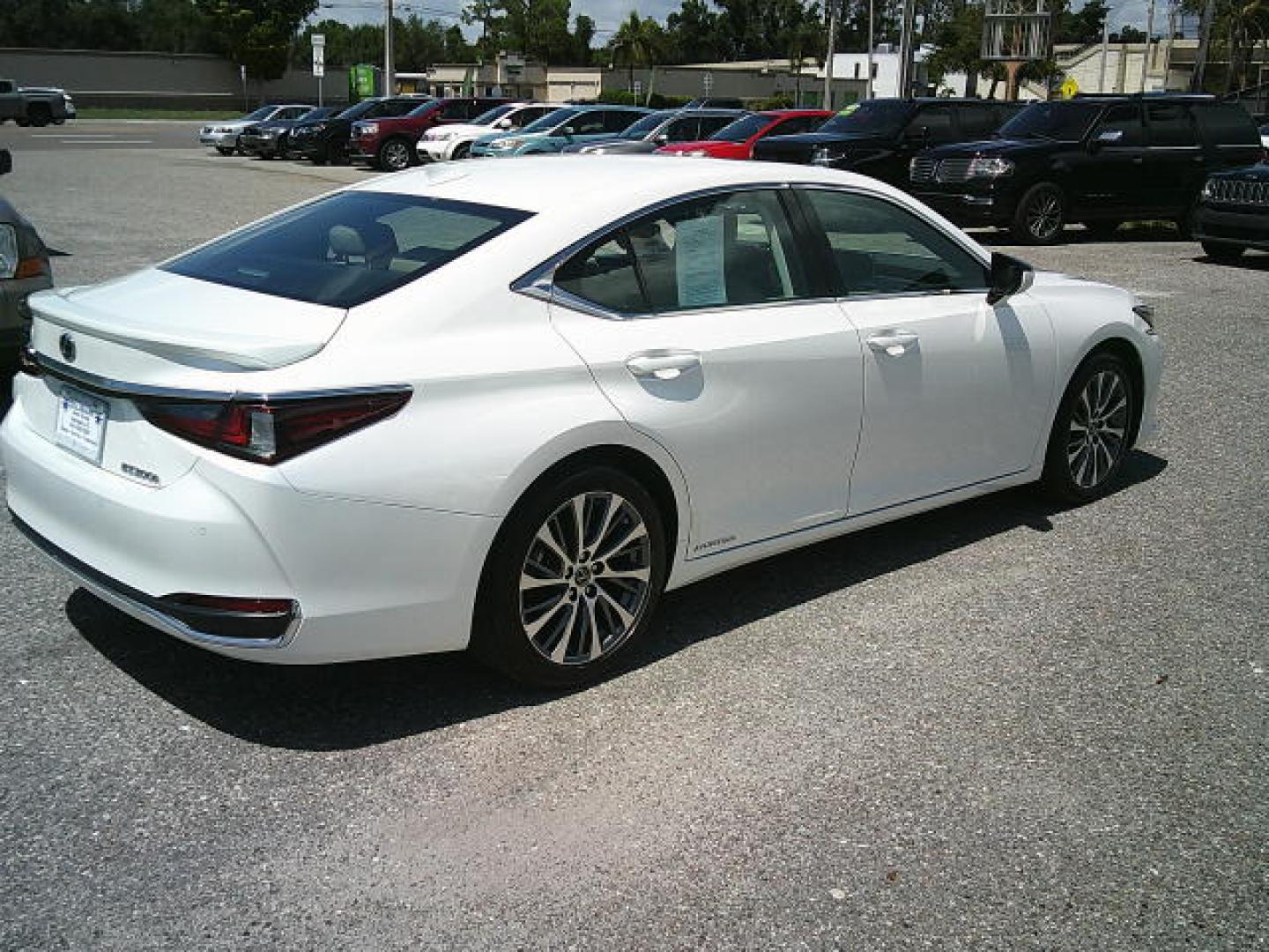 2021 WHITE /Beige Lexus ES 300h Base (58ADA1C19MU) with an 2.5L L4 DOHC 16V HYBRID engine, CVT transmission, located at 4000 Bee Ridge Road, Sarasota, FL, 34233, (941) 926-0300, 27.298664, -82.489151- Photo#5