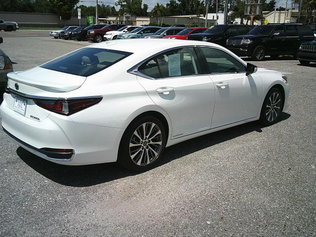 2021 WHITE /Beige Lexus ES 300h Base (58ADA1C19MU) with an 2.5L L4 DOHC 16V HYBRID engine, CVT transmission, located at 4000 Bee Ridge Road, Sarasota, FL, 34233, (941) 926-0300, 27.298664, -82.489151 - Photo#5