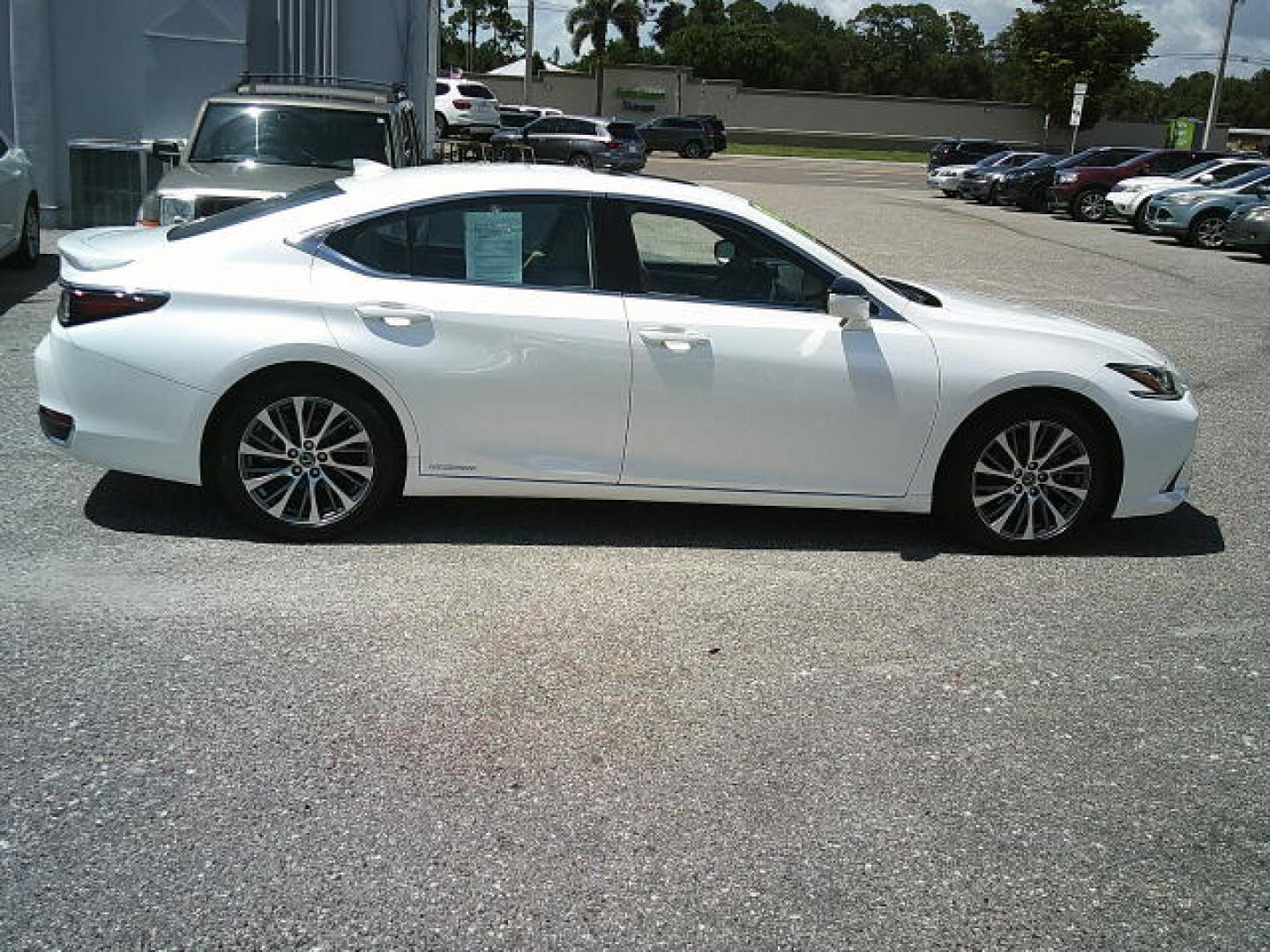 2021 WHITE /Beige Lexus ES 300h Base (58ADA1C19MU) with an 2.5L L4 DOHC 16V HYBRID engine, CVT transmission, located at 4000 Bee Ridge Road, Sarasota, FL, 34233, (941) 926-0300, 27.298664, -82.489151- Photo#6