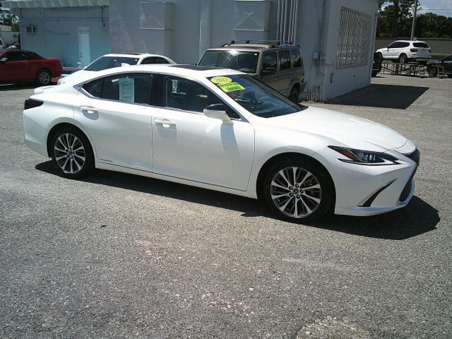 2021 WHITE /Beige Lexus ES 300h Base (58ADA1C19MU) with an 2.5L L4 DOHC 16V HYBRID engine, CVT transmission, located at 4000 Bee Ridge Road, Sarasota, FL, 34233, (941) 926-0300, 27.298664, -82.489151- Photo#7