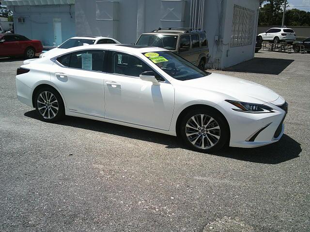 2021 WHITE /Beige Lexus ES 300h Base (58ADA1C19MU) with an 2.5L L4 DOHC 16V HYBRID engine, CVT transmission, located at 4000 Bee Ridge Road, Sarasota, FL, 34233, (941) 926-0300, 27.298664, -82.489151 - Photo#7