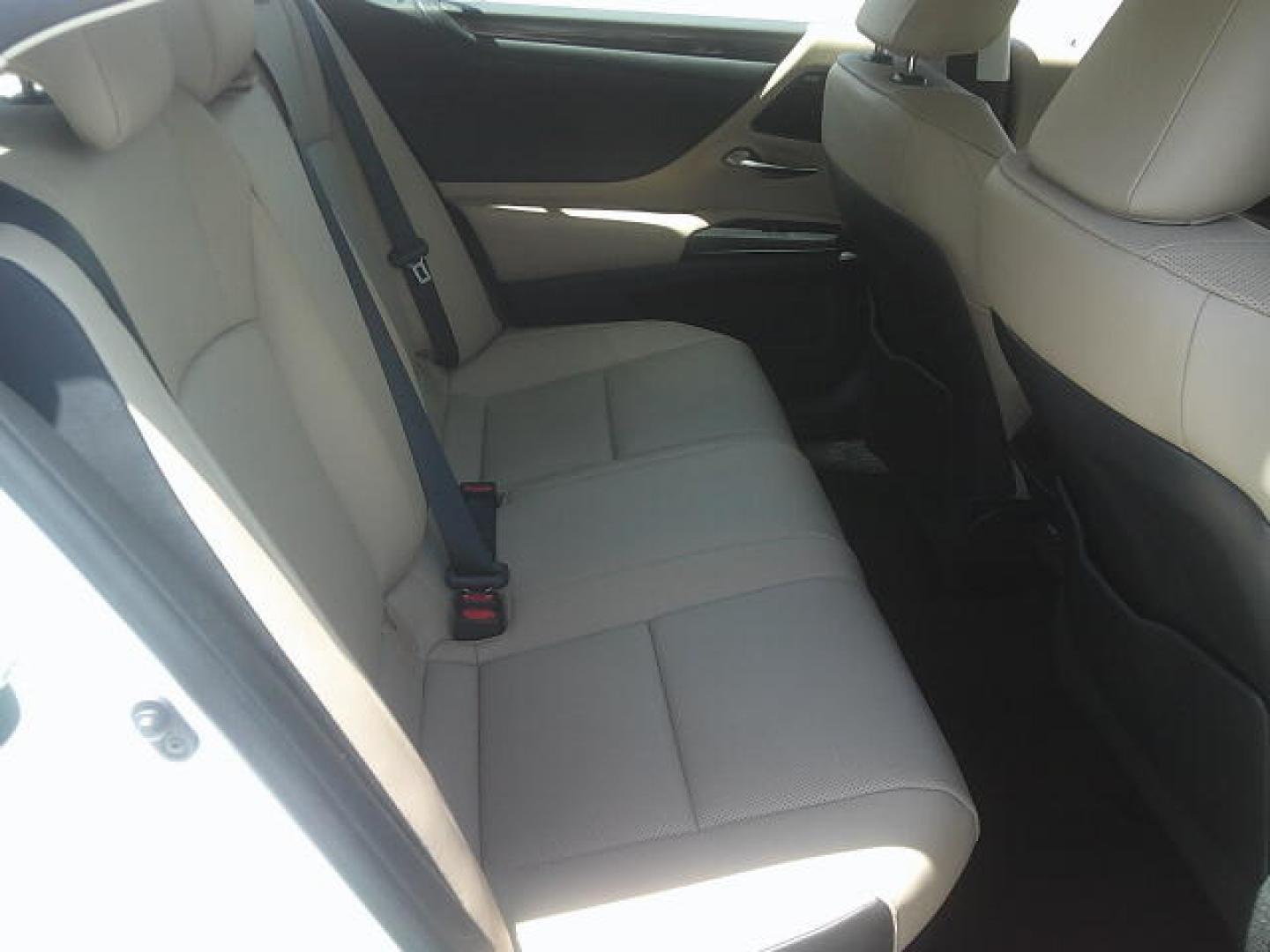 2021 WHITE /Beige Lexus ES 300h Base (58ADA1C19MU) with an 2.5L L4 DOHC 16V HYBRID engine, CVT transmission, located at 4000 Bee Ridge Road, Sarasota, FL, 34233, (941) 926-0300, 27.298664, -82.489151- Photo#12