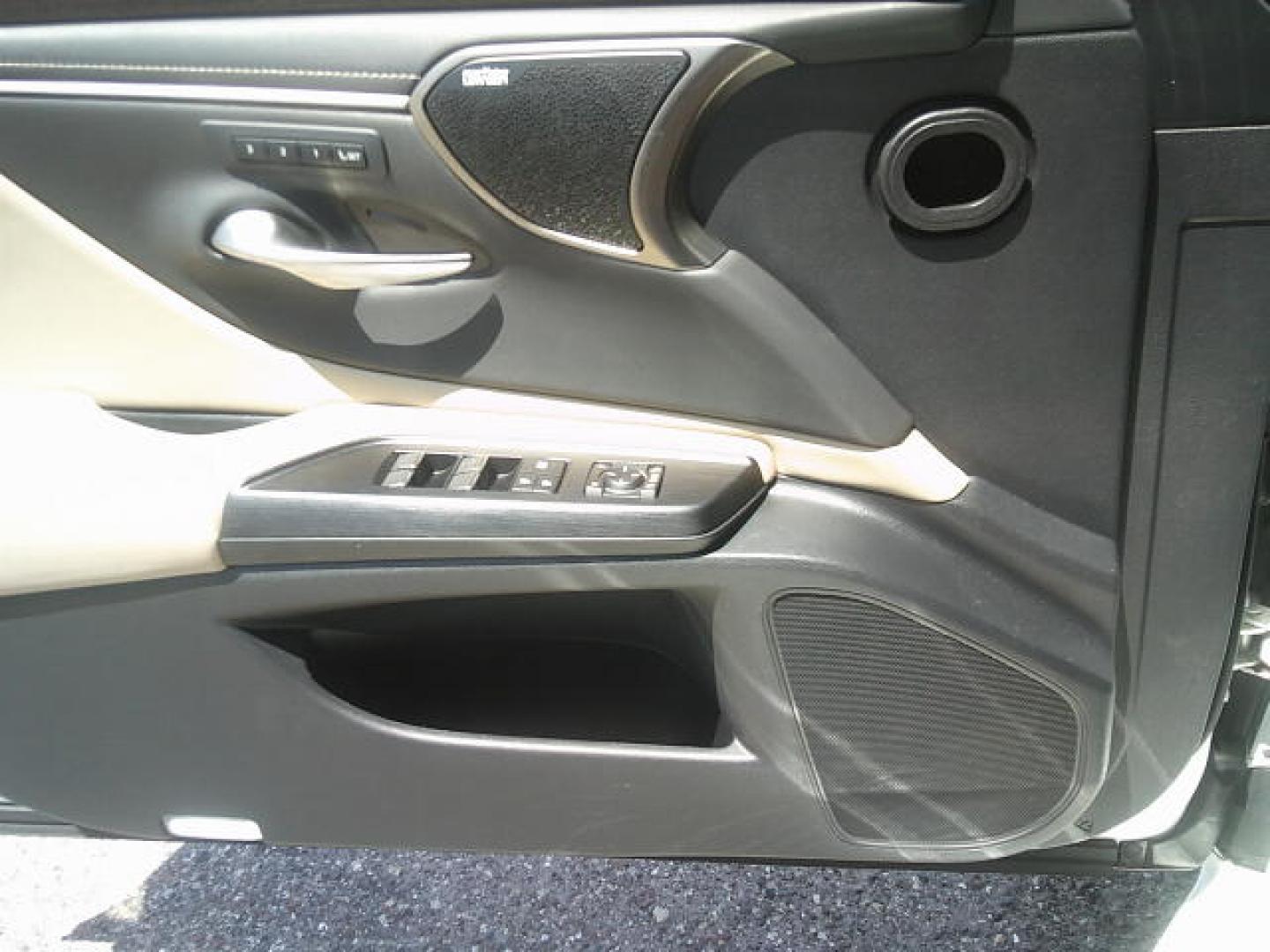 2021 WHITE /Beige Lexus ES 300h Base (58ADA1C19MU) with an 2.5L L4 DOHC 16V HYBRID engine, CVT transmission, located at 4000 Bee Ridge Road, Sarasota, FL, 34233, (941) 926-0300, 27.298664, -82.489151- Photo#17