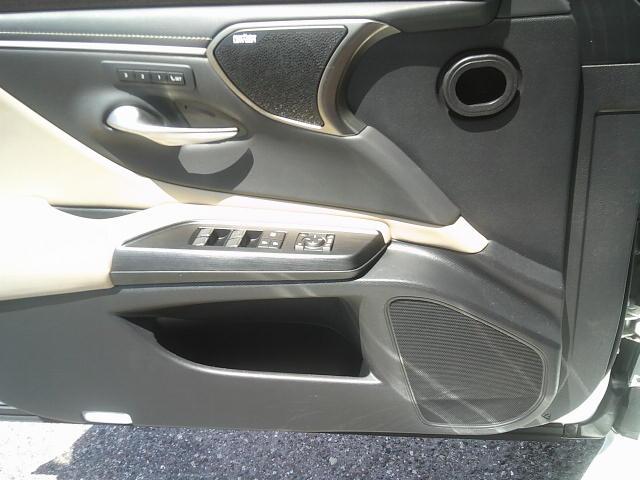 2021 WHITE /Beige Lexus ES 300h Base (58ADA1C19MU) with an 2.5L L4 DOHC 16V HYBRID engine, CVT transmission, located at 4000 Bee Ridge Road, Sarasota, FL, 34233, (941) 926-0300, 27.298664, -82.489151 - Photo#17
