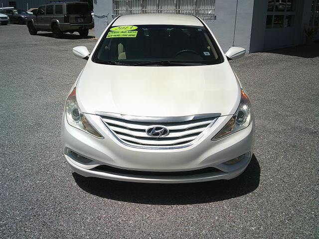 2013 WHITE /Gray Hyundai Sonata GLS (5NPEB4AC9DH) with an 2.4L L4 DOHC 16V engine, 6-Speed Automatic transmission, located at 4000 Bee Ridge Road, Sarasota, FL, 34233, (941) 926-0300, 27.298664, -82.489151 - Photo#1