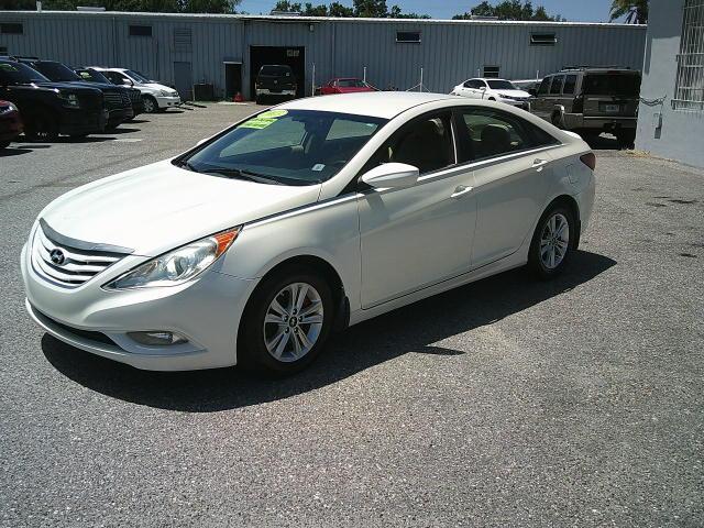 2013 WHITE /Gray Hyundai Sonata GLS (5NPEB4AC9DH) with an 2.4L L4 DOHC 16V engine, 6-Speed Automatic transmission, located at 4000 Bee Ridge Road, Sarasota, FL, 34233, (941) 926-0300, 27.298664, -82.489151 - Photo#0