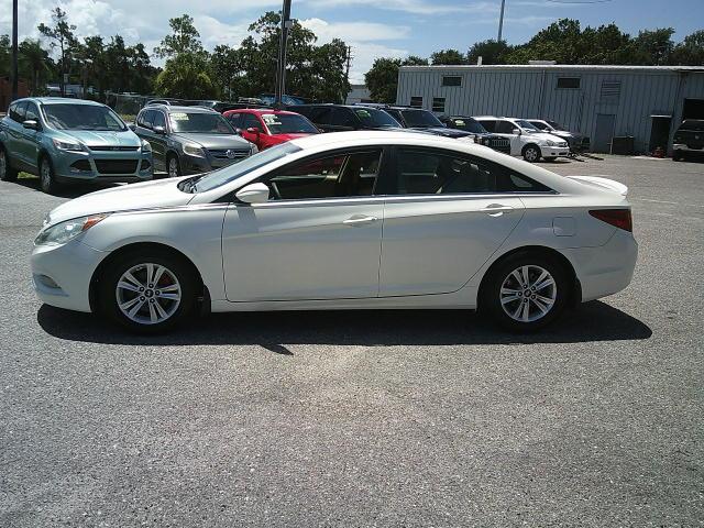 2013 WHITE /Gray Hyundai Sonata GLS (5NPEB4AC9DH) with an 2.4L L4 DOHC 16V engine, 6-Speed Automatic transmission, located at 4000 Bee Ridge Road, Sarasota, FL, 34233, (941) 926-0300, 27.298664, -82.489151 - Photo#2