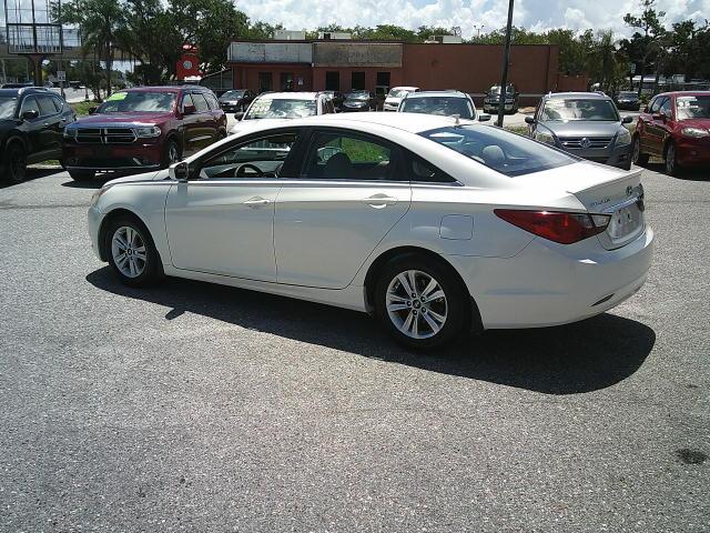 2013 WHITE /Gray Hyundai Sonata GLS (5NPEB4AC9DH) with an 2.4L L4 DOHC 16V engine, 6-Speed Automatic transmission, located at 4000 Bee Ridge Road, Sarasota, FL, 34233, (941) 926-0300, 27.298664, -82.489151 - Photo#3