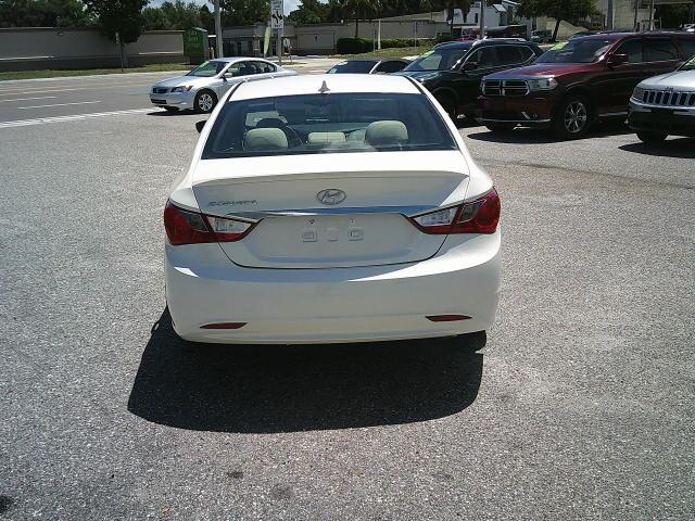 2013 WHITE /Gray Hyundai Sonata GLS (5NPEB4AC9DH) with an 2.4L L4 DOHC 16V engine, 6-Speed Automatic transmission, located at 4000 Bee Ridge Road, Sarasota, FL, 34233, (941) 926-0300, 27.298664, -82.489151 - Photo#4